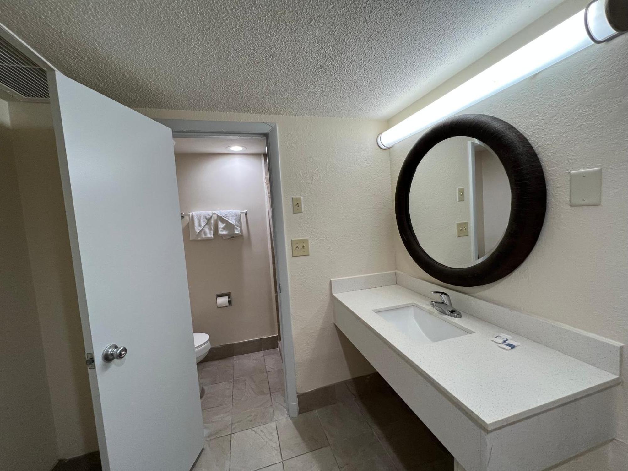 James River Inn & Suites Newport News Exterior photo